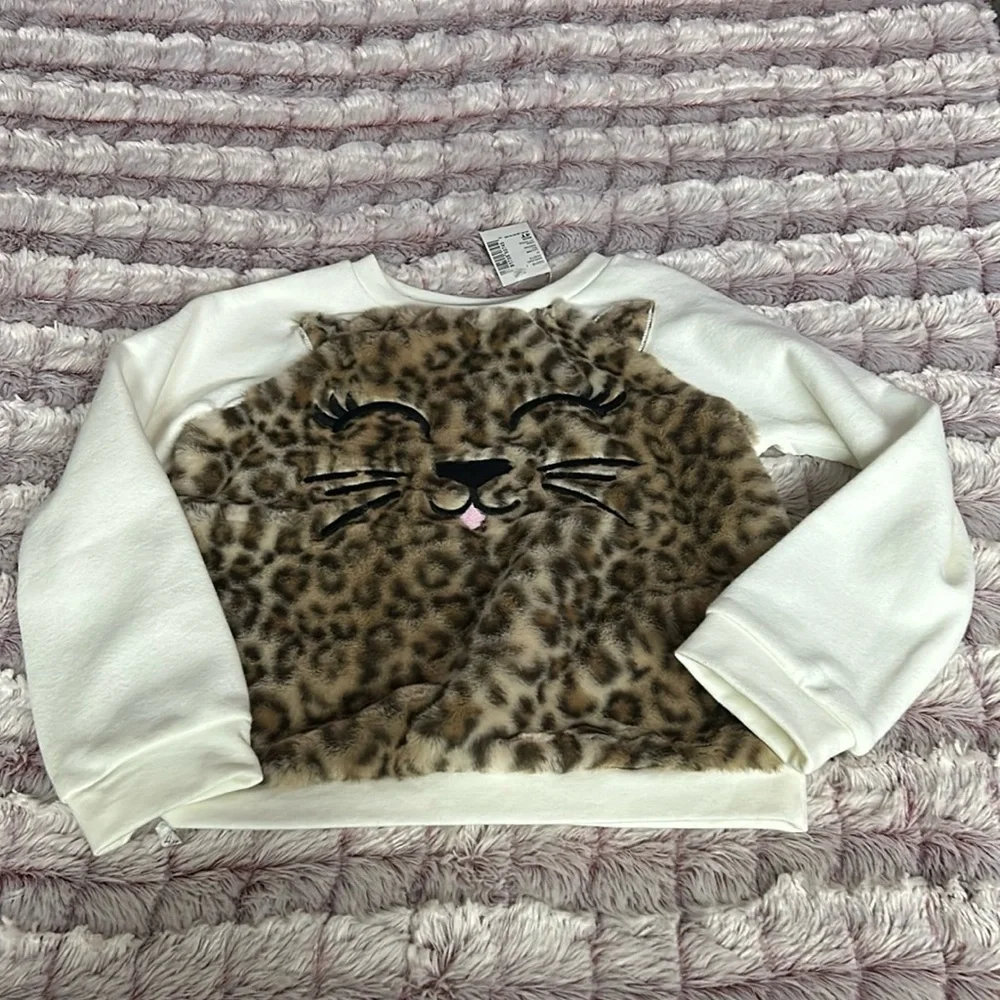 The children place pullover size 4T